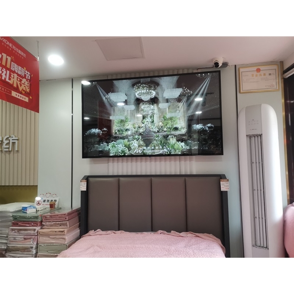 合肥高劉家紡店采購我司一臺(tái)75寸壁掛廣告機(jī)